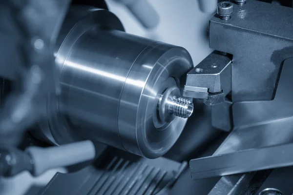 CNC-svarv maskinen i metallbearbetning process . — Stockfoto