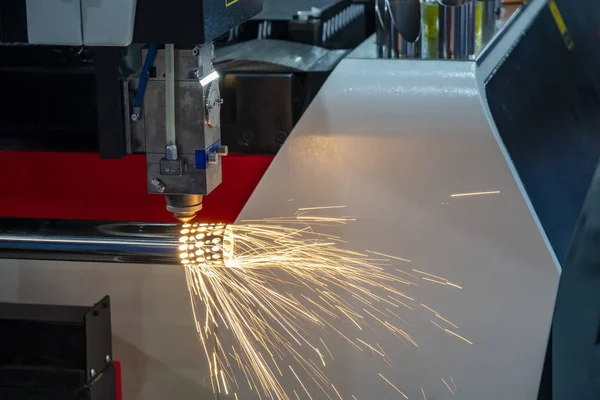 La máquina de corte por láser de fibra que corta el tubo de acero inoxidable . — Foto de Stock