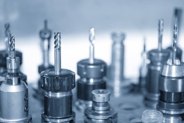 Cnc makinesinin çeşitli tip kesme takımları .