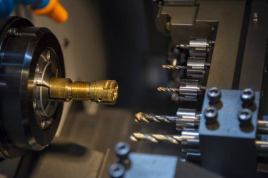 Cnc torna makinesi metal tıkırtı işleminde pirinç şafta.