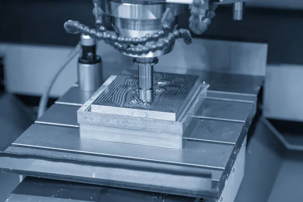 Die CNC-Fräsmaschine schneidet die Spritzgussteile . — Stockfoto