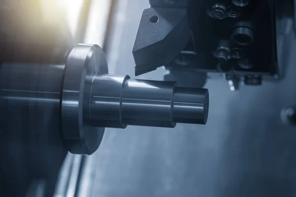 Mesin bubut CNC dalam proses kerja logam — Stok Foto