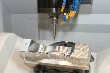 5 eksenli Cnc değirmen makinesi kalıbı keser ve ölür .