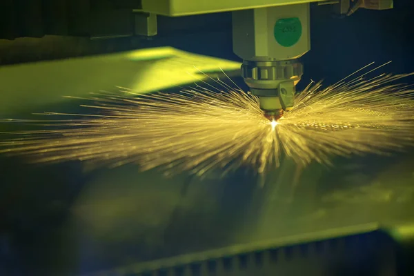 O controle da máquina de corte a laser de fibra pelo programa CNC  . — Fotografia de Stock