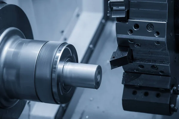 A máquina de torno CNC no processo de trabalho de metal  . — Fotografia de Stock