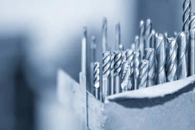 Cnc makinesinin çeşitli tip kesme takımları .