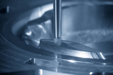 Cnc değirmen makinesi enjeksiyon küf parçalarını kesti .