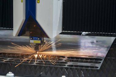 Cnc program sistemi tarafından kullanılan fiber lazer kesme makinesi kontrolü. 