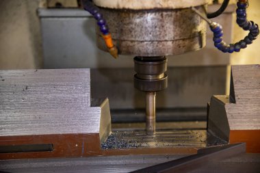 Kalıp parçalarını kesen Cnc değirmen makinesi.