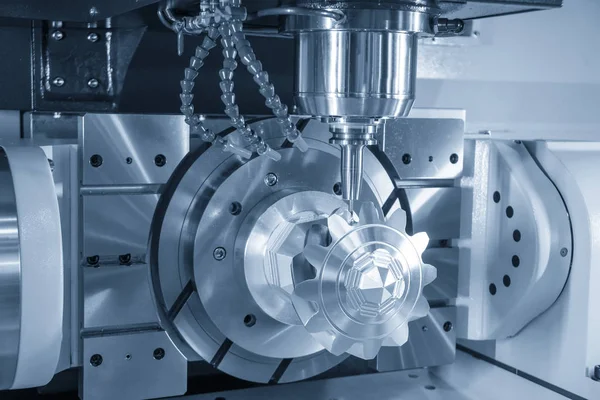 5 eksenli Cnc değirmen makinesi örneği kesiyor .