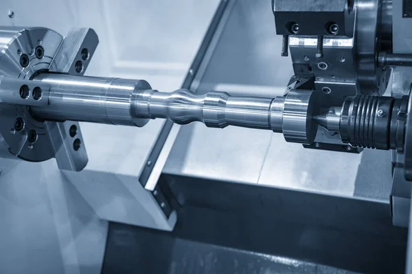 A máquina de torno CNC no processo de trabalho de metal  . — Fotografia de Stock
