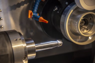 Araç yapma makinesinin kesme işlemi .