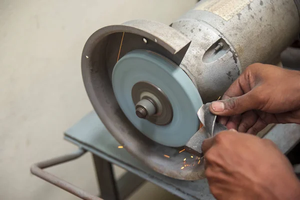 El operador de habilidad utiliza la mano para el rectificado . — Foto de Stock