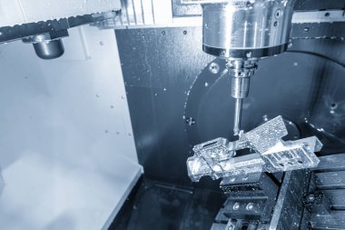 5 eksenli Cnc değirmen makinesi örnek kısmını kesiyor.