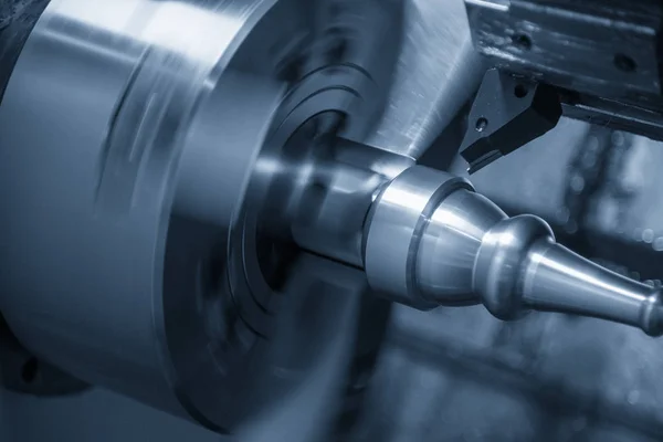 La macchina tornio CNC nel processo di lavorazione dei metalli  . — Foto Stock