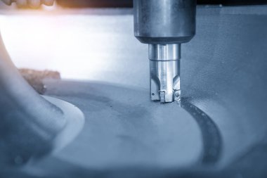 Cnc değirmen makinesi döküm kalıplarını kaba kesiyor 