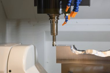 Cnc değirmen makinesi enjeksiyon küf parçalarını kesti.