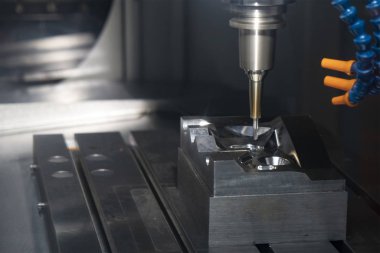 Cnc değirmen makinesi enjeksiyon küf parçalarını kesti .