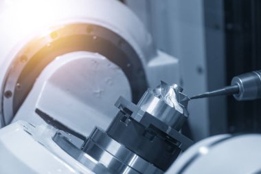 5 eksenli Cnc değirmen makinesi örnek parçalarını kesiyor.