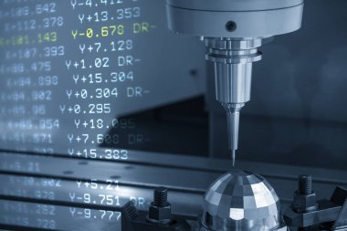 Soyut sahne Cnc değirmen makinesi örnek parçalarını kesiyor.
