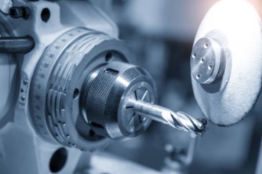 Cnc programı tarafından kontrol edilen makine yapma aracı kesme işlemi.