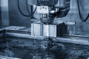 Kablo Edm makinesi zar parçalarını kesiyor. .