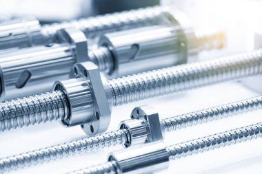 Kurşun topun yakın çekim sahnesi Cnc makinesinin yedek parçalarını vidalayın.