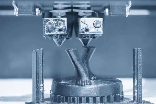 El funcionamiento de la máquina de impresión 3D con el termoplástico . — Foto de Stock