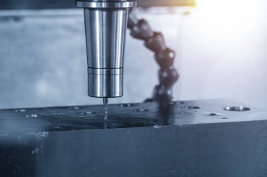 Cnc makinesindeki küçük delik açma işlemi .