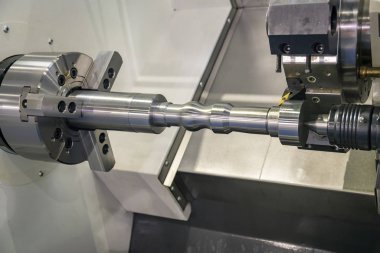 Metal işleme sürecinde Cnc torna makinesi.