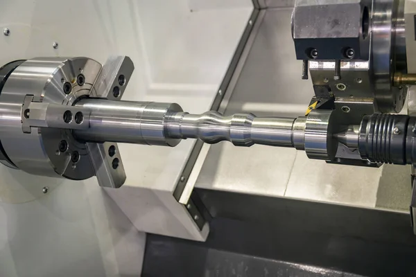 A máquina de torno CNC no processo de trabalho de metal . — Fotografia de Stock