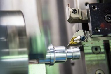 Metal çalışma sürecinde ipliği kesen Cnc torna makinesi .