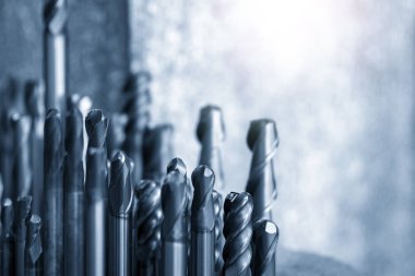 Açık mavi sahnede kullanılan bitiş bandı araçları grubu.