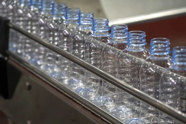 The PET bottles in the rail on the conveyor belt . — Stock Photo, Image