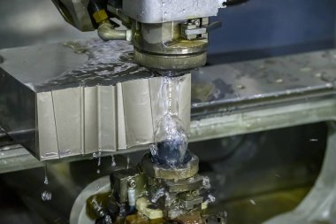 Kablo Edm makinesi, zarları sıvı soğutucuyla kesiyor..