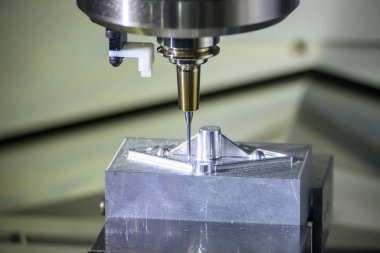 Cnc değirmen makinesi enjeksiyon küf parçalarını kesti.