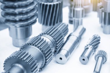 Çeşitli pinion dişli parçalarının yakın çekim sahnesi.