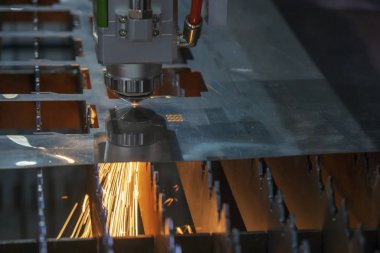 Fiber lazer kesme makinesinin yakın çekim sahnesi .