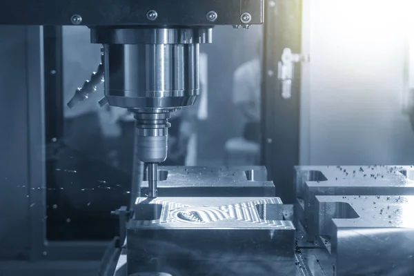 Die CNC-Fräsmaschine schneidet die Spritzgussteile grob — Stockfoto