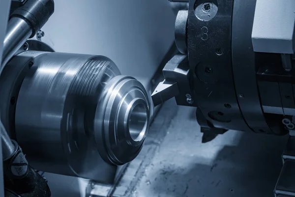 La máquina de torno CNC en proceso de trabajo de metal  . — Foto de Stock