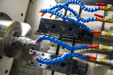 Metal işleme sürecinde Cnc torna makinesi .