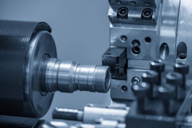 Cnc torna makinesi pirinç şaft borusunu kesiyor. .