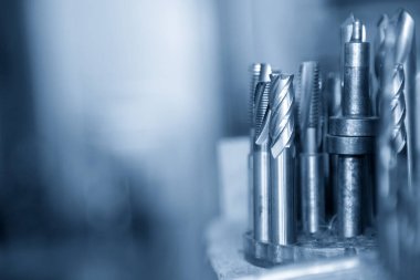 Açık mavi sahnedeki katı bitiş değirmeni araçları grubu. Cnc değirmen makinesi için çeşitli kesme aracı türü. 