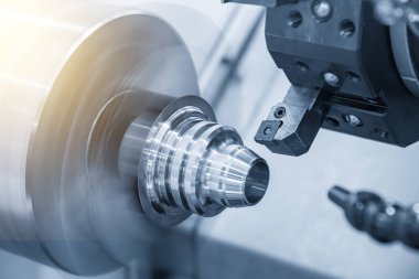 Metal çalışma sürecindeki Cnc torna makinesi aydınlatma efektiyle metal koni şeklindeki parçaları kesmeyi bitirir. Cnc dönüşüm makinesi tarafından çalışan yüksek teknolojili metal işleme .