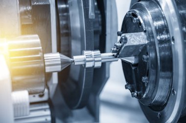 Işık efektli motosiklet kamerası öğütme makinesi. Cnc programı tarafından kontrol edilen otomotiv parçaları üretim süreci.