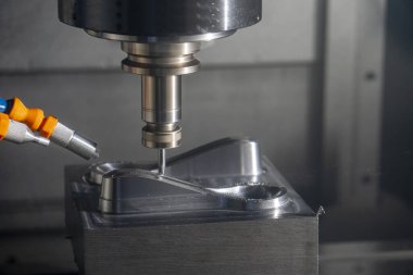  CNC değirmen makinesi, katı top son değirmeni araçlarıyla enjeksiyon küf parçalarını kesiyor. Kalıplar ve ölüm üretim süreci katı karpit bitiş bandı araçları ile makine merkezi tarafından.
