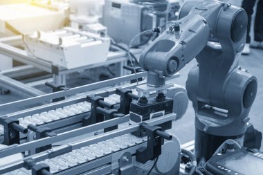 Yüksek teknolojili materyaller robot sisteminde devrediliyor. Bilgisayar sistemi tarafından otomatik ambalaj süreci kontrolü için modern teknoloji.