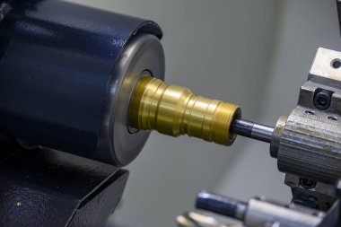 CNC torna makinesi pirinç şaft bağlantı parçalarını kesiyordu. CNC dönüşüm makinesinin pirinç su boru bağlantı üretim süreci .