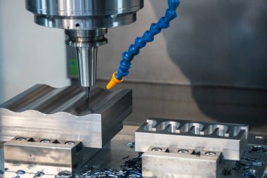  CNC değirmen makinası örnek parçaları katı top son değirmeni araçları ile kesti. Kalıplar ve ölüm üretim süreci katı karpit bitiş bandı araçları ile makine merkezi tarafından.