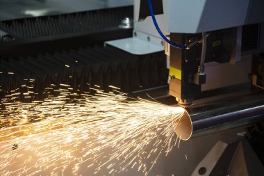 Fiber lazer kesme makinesi CNC programının paslanmaz çelik tüp kontrolünü kesiyor. Lazer kesme makinesiyle çalışan metal levha, paslanmaz çelik boru parçalarını oyuyor..